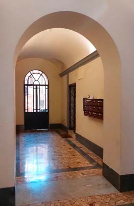 L'androne condominiale in marmo e ferro battuto