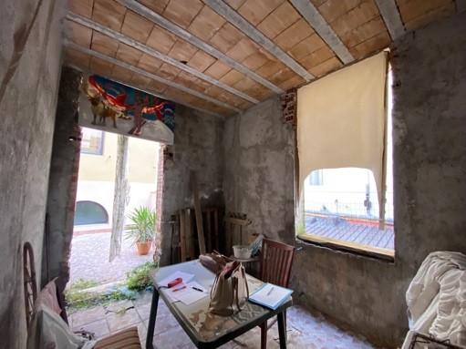Camera con soffitto ligneo del XVIII secolo, sopra un ambiente ancora al grezzo